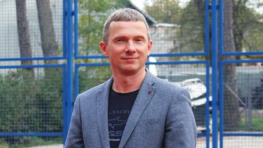Ілюстрація до публікації «Туалетний хабар: Депутат Львівської обласної ради від партії "Європейська Солідарність" Володимир Доманський перебуватиме під цілодобовим домашнім арештом. Його звинувачують у…»