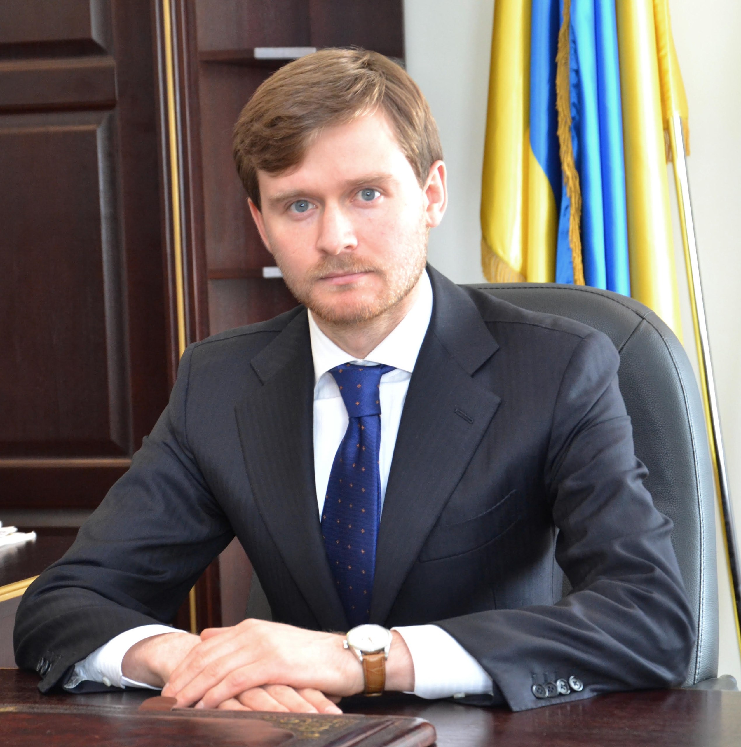Ілюстрація до публікації «Ексголова Сумської податкової служби та депутат Рівненської міськради від «Слуги народу» Олена Хотенко намагалася влаштувати свого таємного співмешканця Олександра Артем’єва на…»