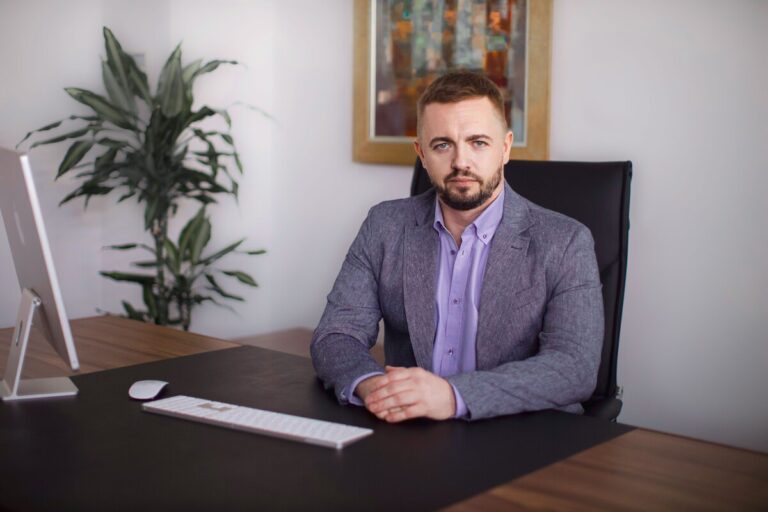 Ілюстрація до публікації «Справу за обвинуваченням співвласника IT-холдингу Techiia Олега Крота, котрому раніше оголосили підозру у шахрайстві з криптовалютними коштами громадянина Бразилії, засновника…»