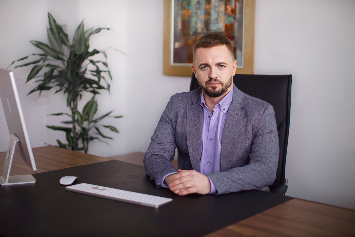 Ілюстрація до публікації «Справу за обвинуваченням співвласника IT-холдингу Techiia Олега Крота, котрому раніше оголосили підозру у шахрайстві з криптовалютними коштами громадянина Бразилії, засновника…»