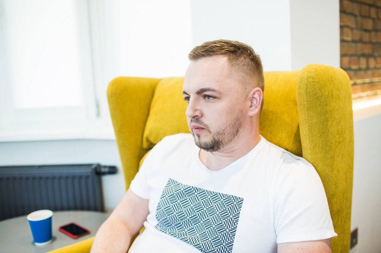 Ілюстрація до публікації «Власник IT-холдингу Techiia Олег Крот, який є обвинуваченим у справі про привласнення шахрайським шляхом 35 млн доларів, разом з керівником онлайн-казино Pin Up Ігорем Зотько, є…»