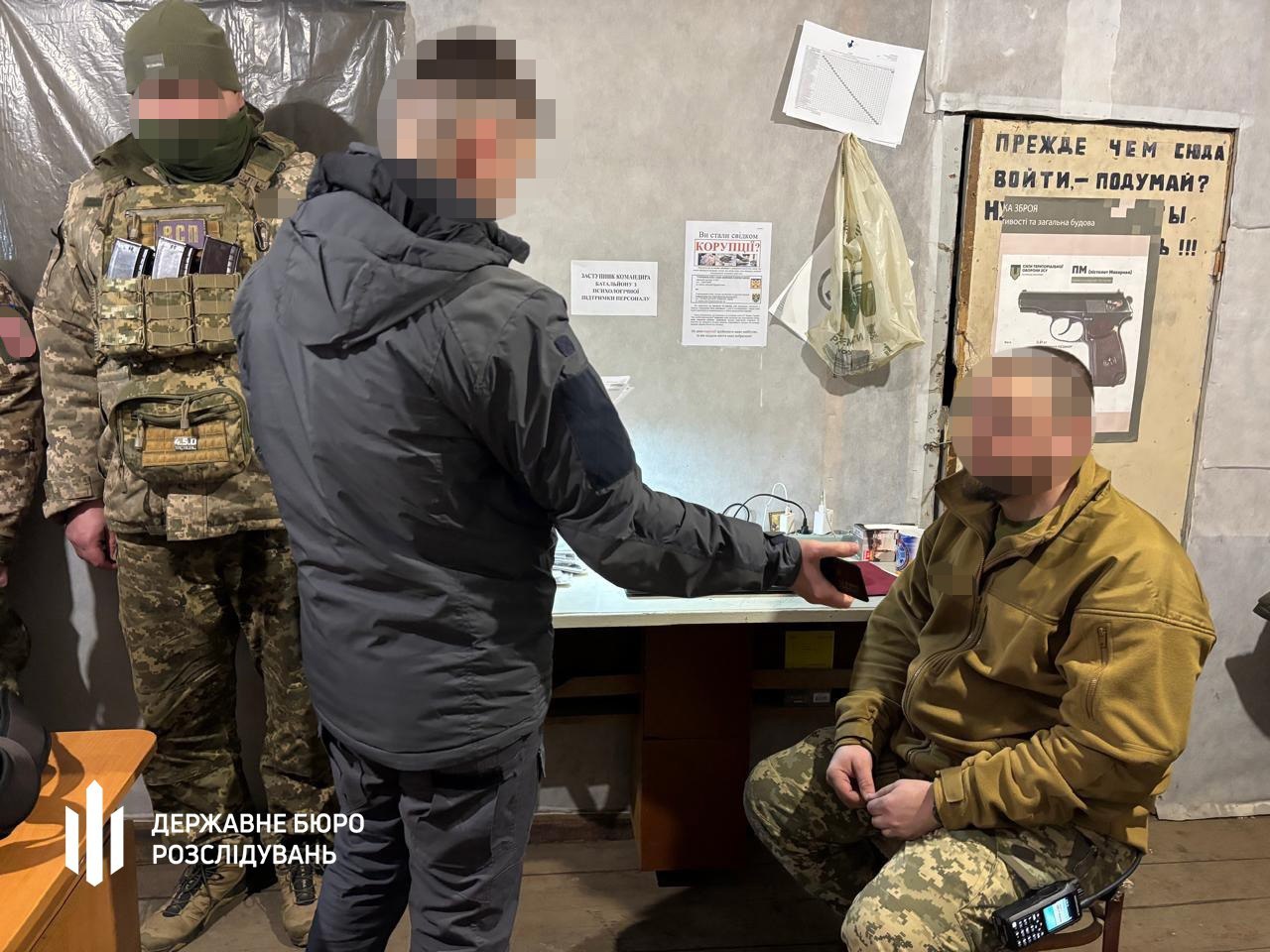 Ілюстрація до публікації «У Запоріжжі викрили колишнього командира однієї з бригад тероборони та його трьох підлеглих, які допомогли отримати дружині комбрига понад 922 тис. гривень додаткової винагороди.»