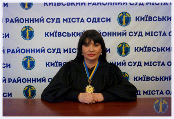 Ілюстрація до публікації «Суддя Київського райсуду Одеси Людмила Салтан мобілізувалася, щоб уникнути суду за хабарництво, але попалася пʼяною на службі»