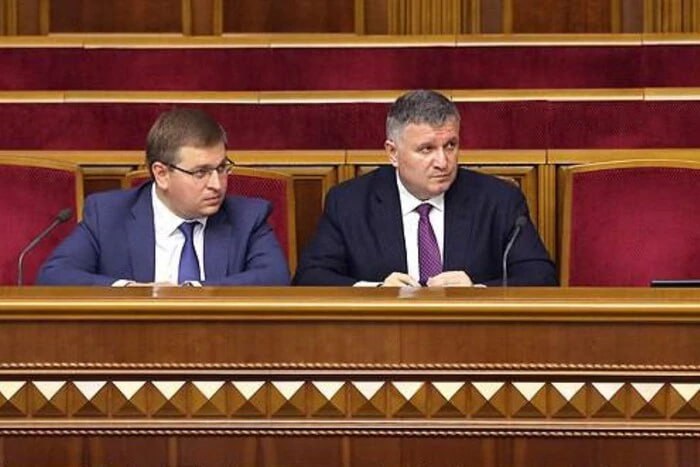 Ілюстрація до публікації «Антикорупційні органи повідомили про підозру колишньому держсекратарю МВС Олексію Тахтаю (на фото поряд з Аваковим).»