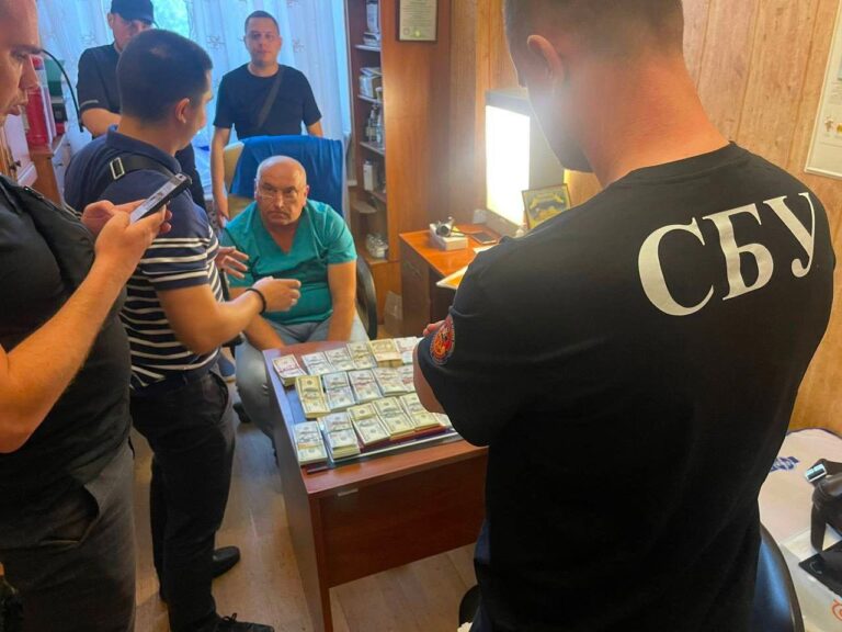 Ілюстрація до публікації «ЧОРНУ КАСУ 250 000$, 5000€ та 450 000₴»