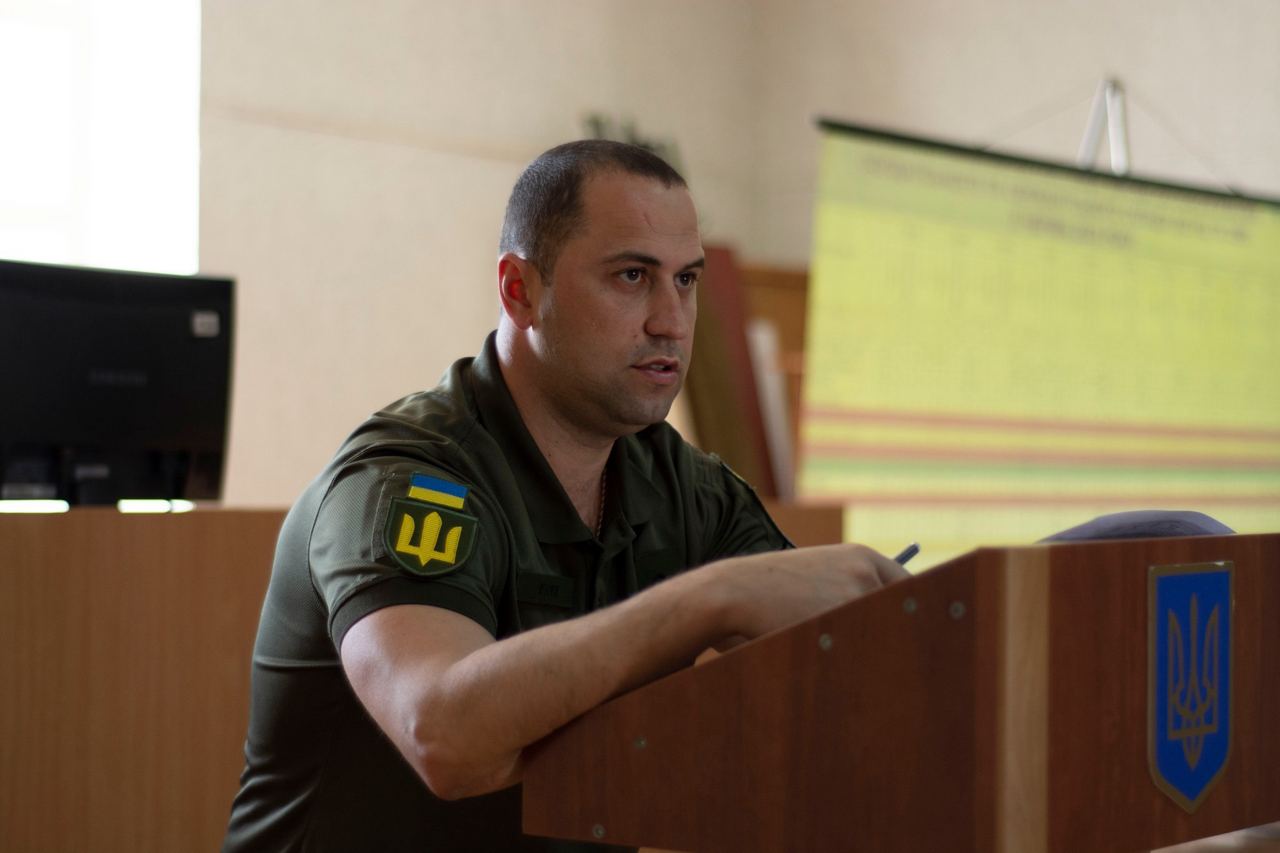 Ілюстрація до публікації «Військові мародери: ВАКС конфіскував трикімнатну квартиру в центрі Полтави вартістю понад 1,9 млн грн у заступника начальника Полтавського ТЦК Олександра Котюха через сумнівне…»