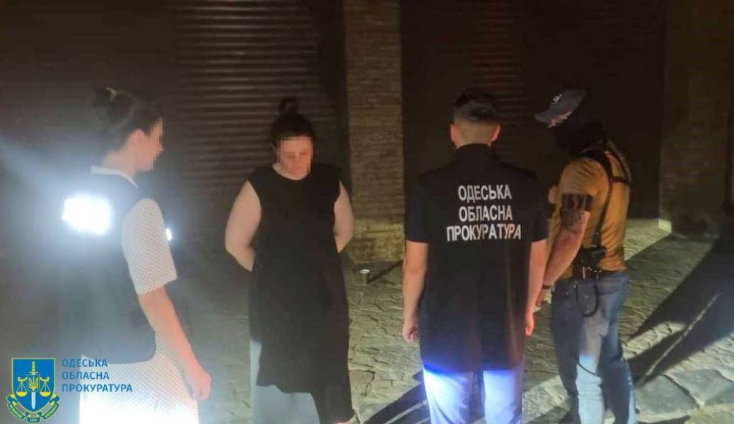 Ілюстрація до публікації «Начальник четвертого відділу досліджень і розслідувань Південного відділення АМКУ Римма Ісаєва, яка досі обіймає цю посаду попри затримання на хабарі, має квартиру вартістю у 3…»