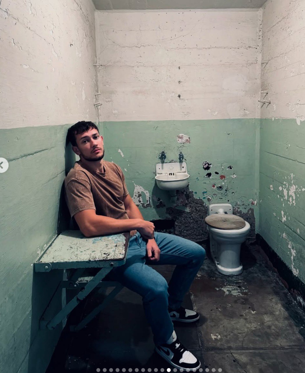 Ілюстрація до публікації «Чи знають у фірмі, що в них така папина киця працює? Артем Арістов»
