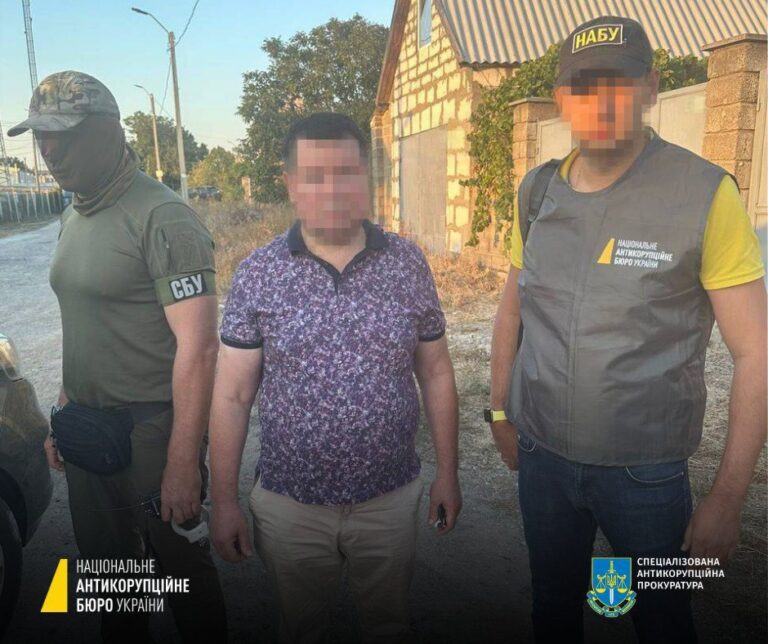 Ілюстрація до публікації «Тільки-но ми написали про матір судді Комінтернівського райсуду Одещини, як НАБУ та СБУ реалізували чергового хабародавця з цього суду 🤔🤔🤔»