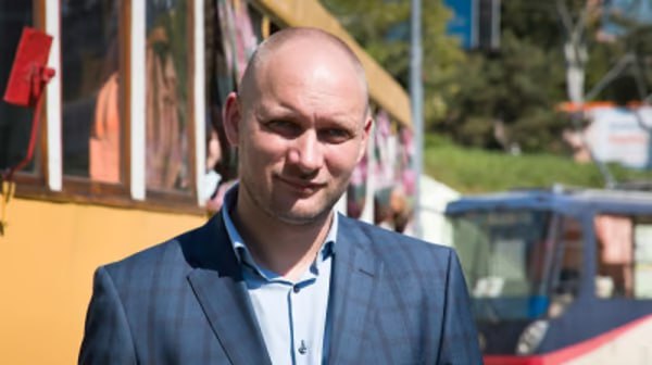 Ілюстрація до публікації «Колишній віцемер Одеси Дмитро Жеман, який очолив міську організацію партії «Батьківщина», керував закупівлями білоруської техніки для міської ради. 🤔»