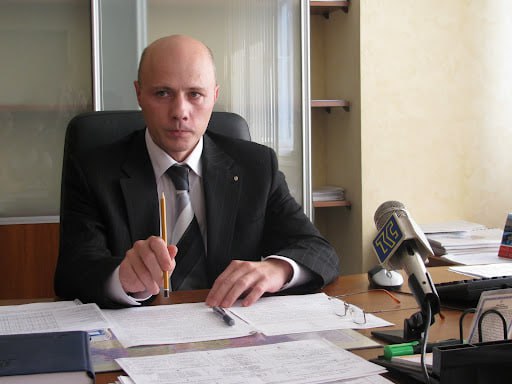 Ілюстрація до публікації «Так як пан Мазуренко вирішив відмовчатися, розповімо історію цього мудня за нього. Виявилося, він так кохає медсестру, що приховує її від світу 💵💵💵»