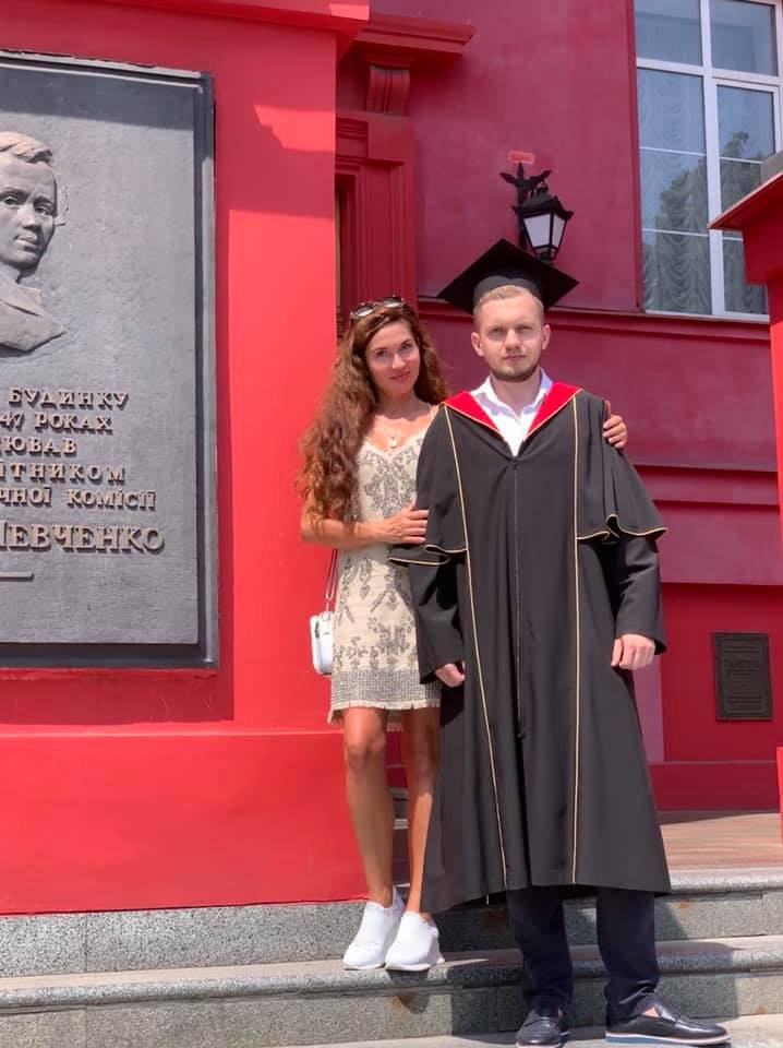 Ілюстрація до публікації «Так як пан Мазуренко вирішив відмовчатися, розповімо історію цього мудня за нього. Виявилося, він так кохає медсестру, що приховує її від світу 💵💵💵»