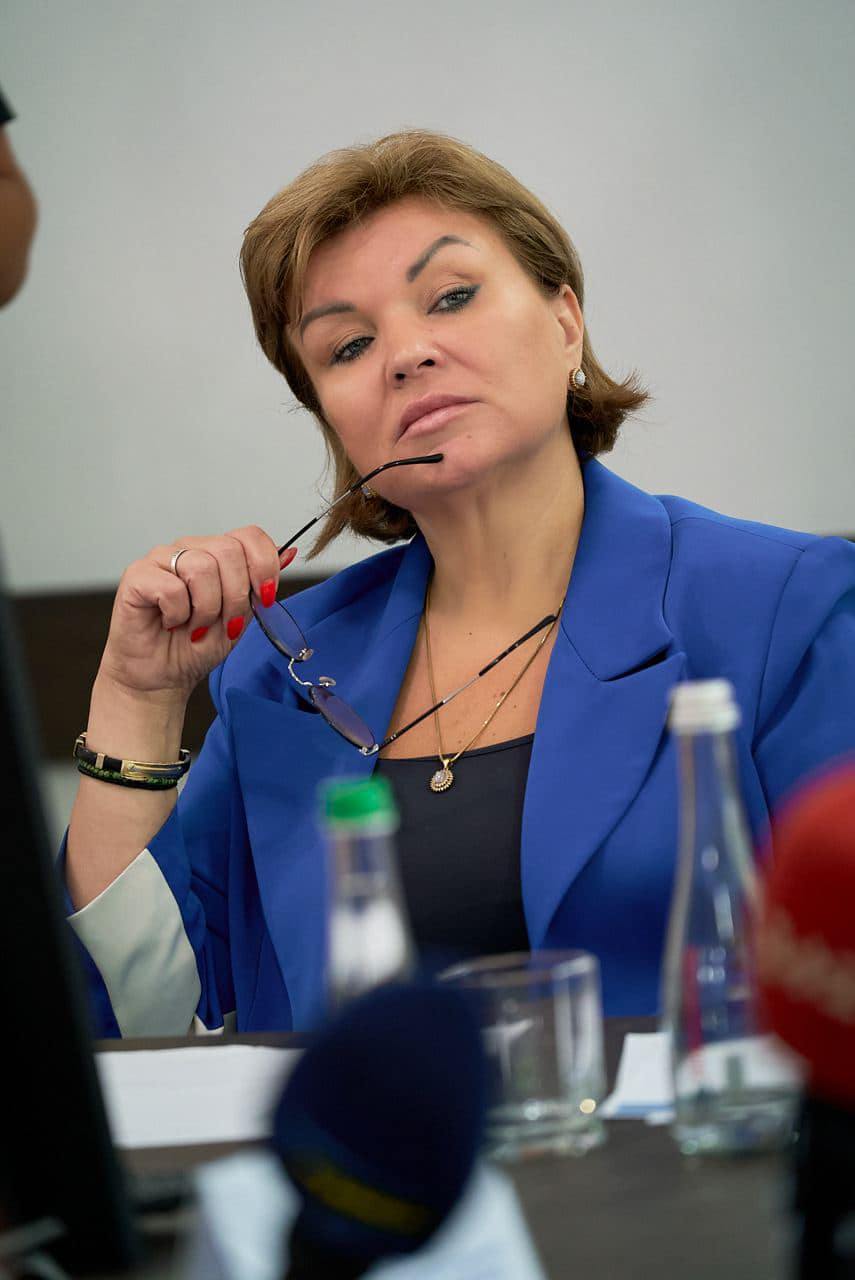 Ілюстрація до публікації «Голова громадської ради при Держмитслужбі Галина Вдовіна продовжує контролювати брокерську компанію "Пріам Груп" через свого чоловіка Олега Вдовіна.»