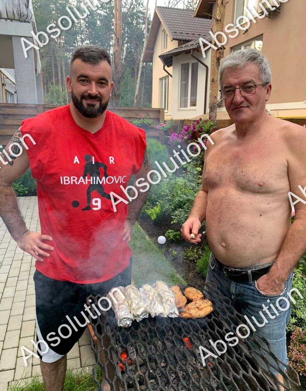 Ілюстрація до публікації «Євген Калінін, директор з питань етики та комплаєнсу НАК "Нафтогаз України", любить не тільки державні кошти, але й товсті сардельки в лаваші з сулугуні.»