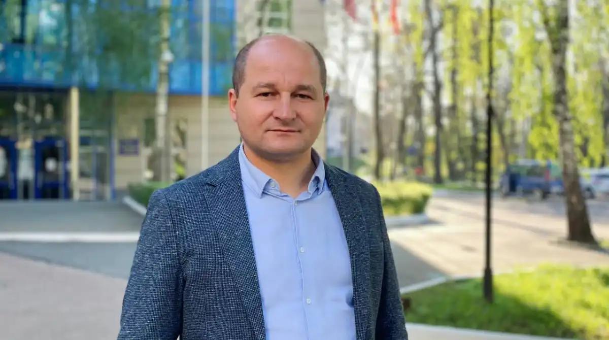 Ілюстрація до публікації «Дружина в.о. ректора Державного податкового університету Дмитра Серебрянського Оксана під час війни купила за 200 тис. гривень LAND CRUISER 200 (2011).»