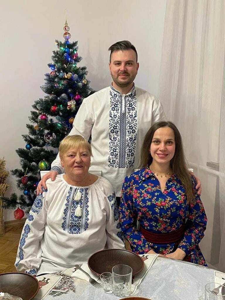 Ілюстрація до публікації «Дружина нового голови Львівської РДА Олеся Грабська (Добровецька) за 2023 рік отримала трохи більше п’яти мільйонів гривень і придбала Volkswagen Tiguan за 484 тис. гривень.»