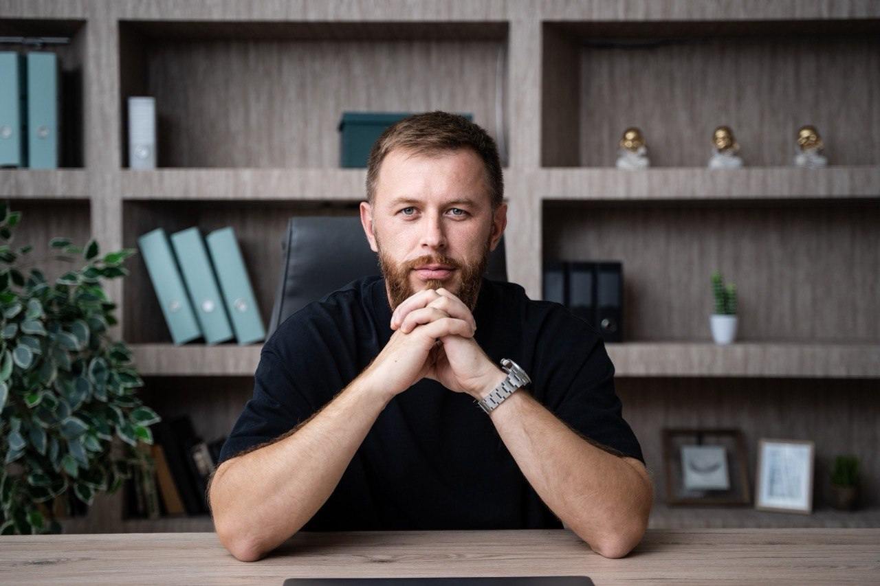 Ілюстрація до публікації «Номінальний власник казино Pin Up Ігор Зотько отримав від своїх російських бенефіціарів, очолюваних Дмитром Пуніним, 605,74 млн гривень, які накопичив на банківських рахунках.»