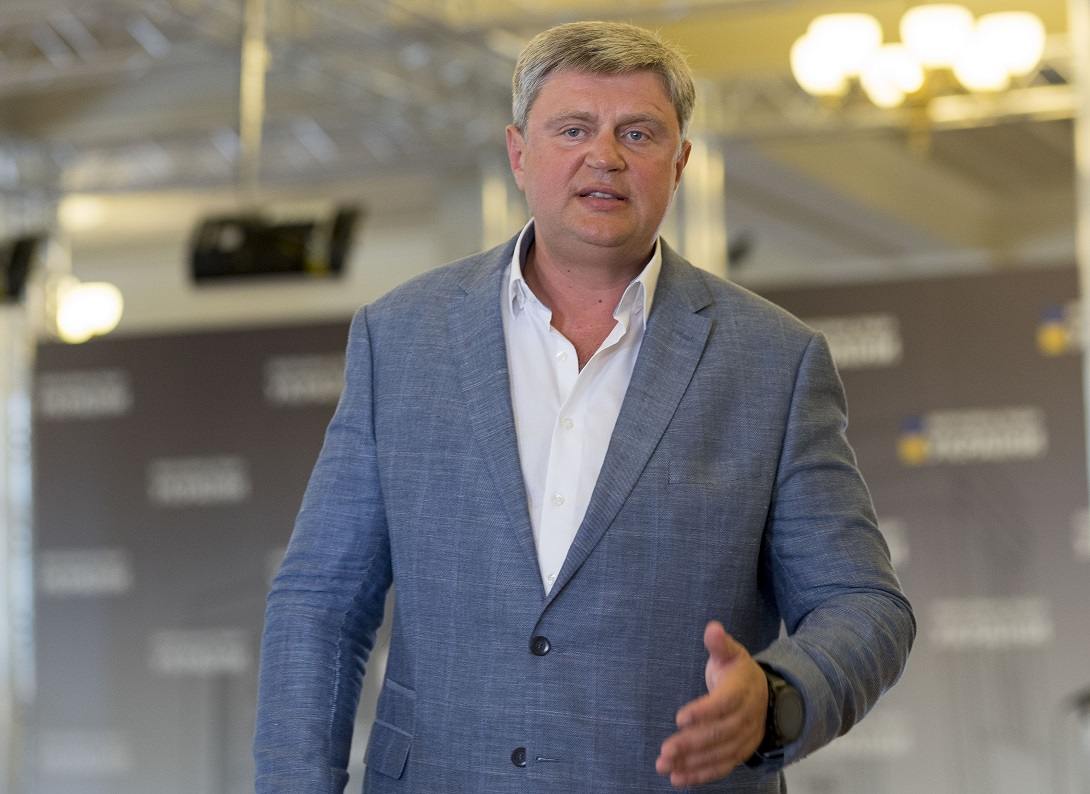 Ілюстрація до публікації «Руснява консерва: Народний депутат Олександр Качний, який є членом проросійської групи «Платформа за життя та мир», продовжує реєструвати майно на свою дружину Людмилу Качну.»
