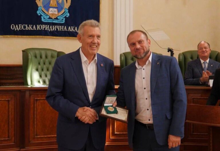 Ілюстрація до публікації «"МОВОЗНАВЕЦЬ"-РЕГІОНАЛ СЕРГІЙ КІВАЛОВ НАГОРОДИВ ПОСАДОВЦЯ НАБУ»