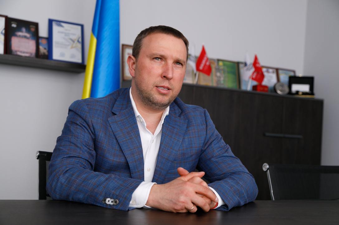 Ілюстрація до публікації «ABSOLUTION: Дружина обвинуваченого у корупції співвласника "Української бронетехніки" Владислава Бельбаса, чия справа слухається у ВАКС, завдяки позову до чоловіка врятувала…»