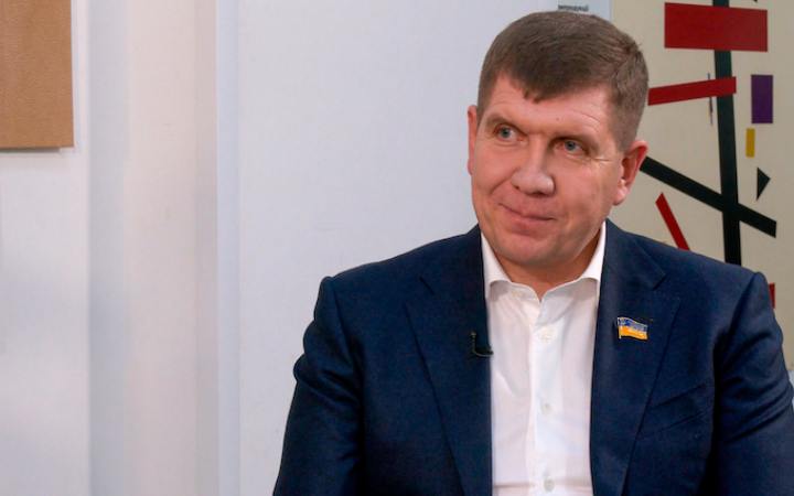 Ілюстрація до публікації «ВАКС засудив нардепа Анатолія Гунька за 85 тис. доларів хабаря до 7 років позбавлення волі з конфіскацією всього майна з позбавленням права обіймати певні посади.»