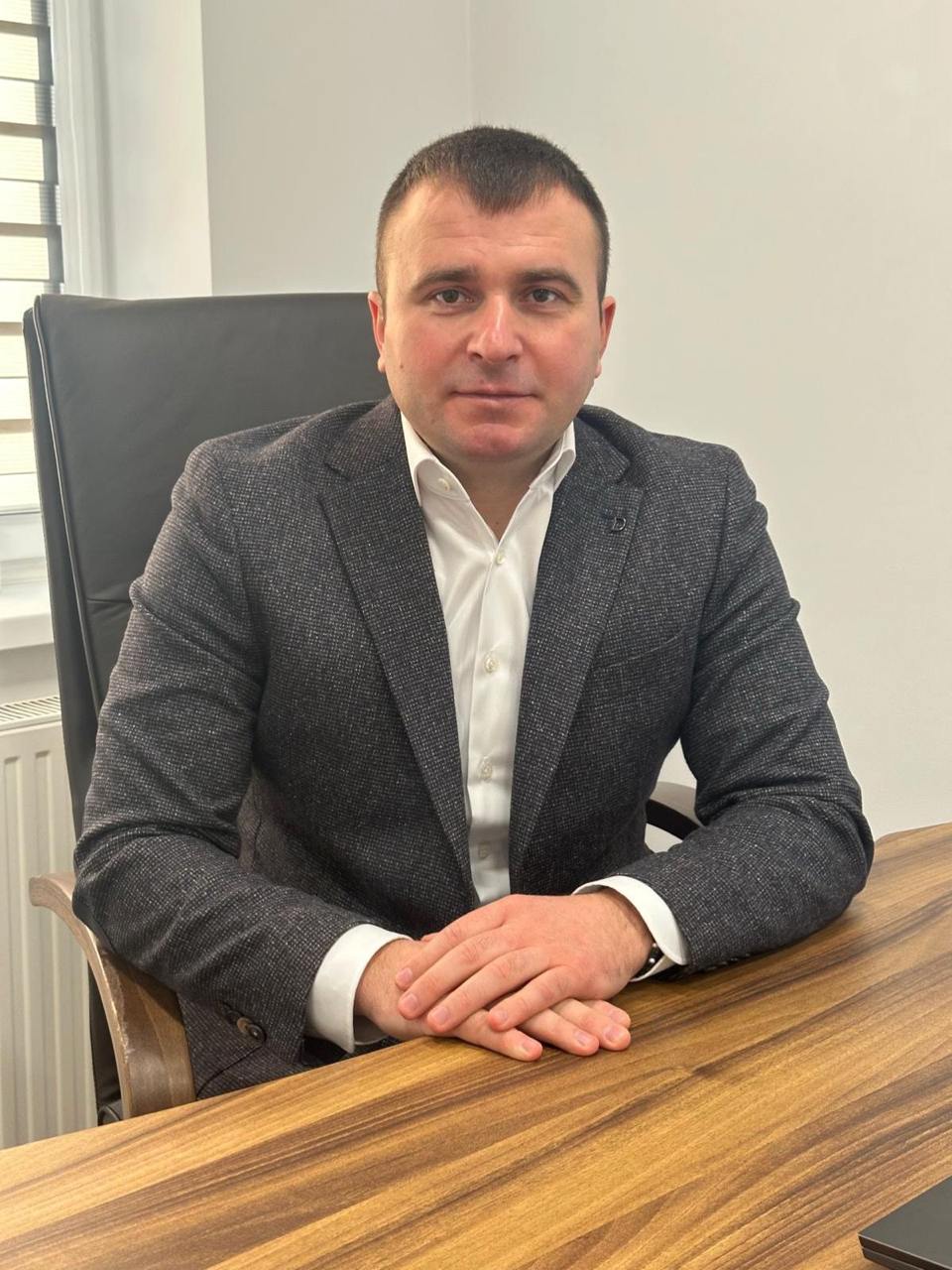 Ілюстрація до публікації «Успішна дружина успішного поліцейського, який очолив Сервісний центр»