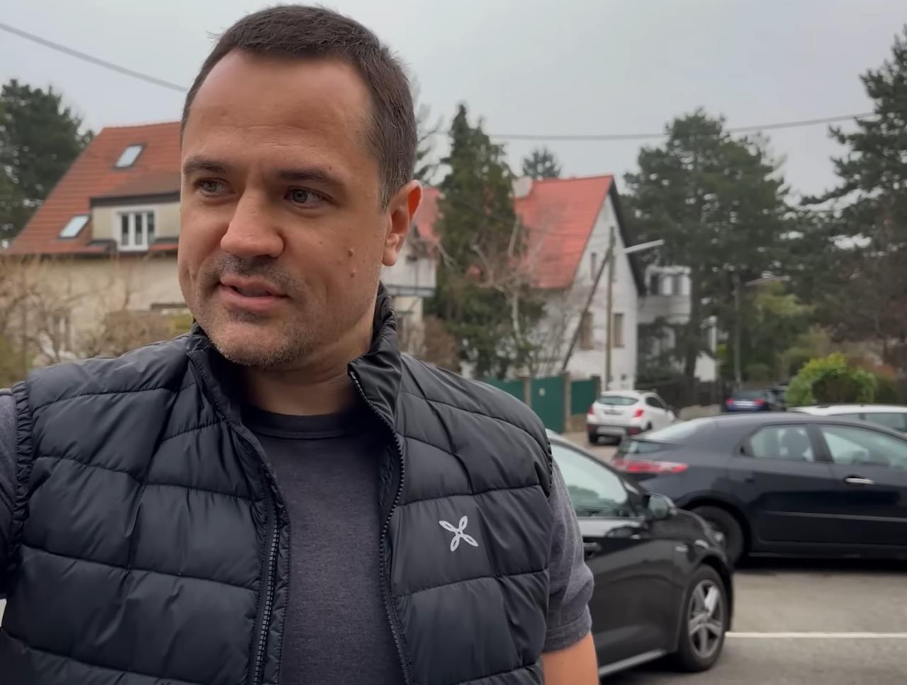 Ілюстрація до публікації «Денис Комарницький, ексдепутат Київської міськради часів мерства Леоніда Черновецького. після отримання підозри та оголошення у розшук, зміг виїхати з України до Відня.»
