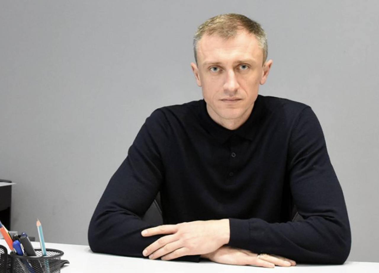 Ілюстрація до публікації «Начальник Регіонального сервісного центру ГСЦ МВС у Львівській, Івано-Франківській та Закарпатській областях Максим Панчишин користується Volkswagen e-Golf, який він оформив на…»
