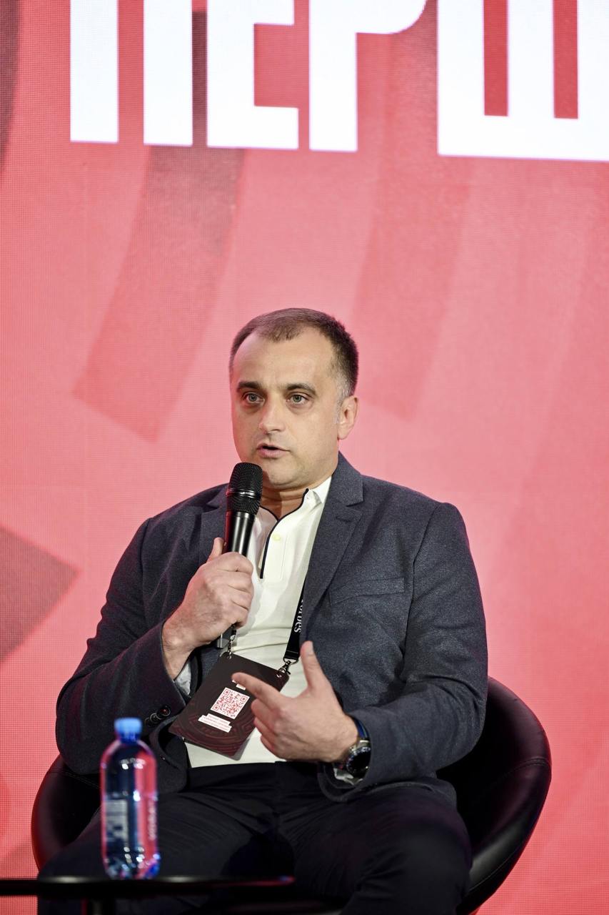 Ілюстрація до публікації «Чоловік нардепа Лесі Василенко від партії "Голос" Олександр Хомʼяк вирішив заробити на повномасштабній війні»