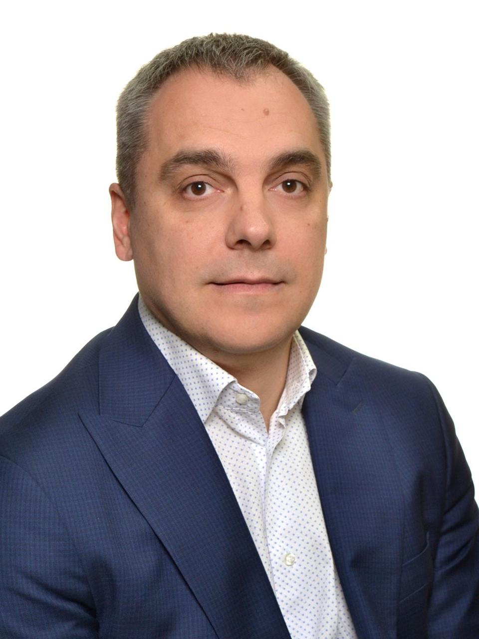 Ілюстрація до публікації «Начальник територіального сервісного центру МВС №8046 у Києві Ігор Кошельник (Голосіївський район) одружений на бізнес-леді, які за рік заробила приблизно 7 млн гривень.»