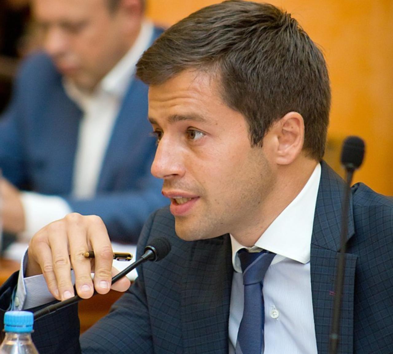 Ілюстрація до публікації «Виявляється, що качок-депутат Одеської міськради (партія «Довіряй ділам»), боєць ТрО Олександр Шеремет з 2023 року оформив собі пенсію та отримує ще 60 тис. гривень щорічно на…»