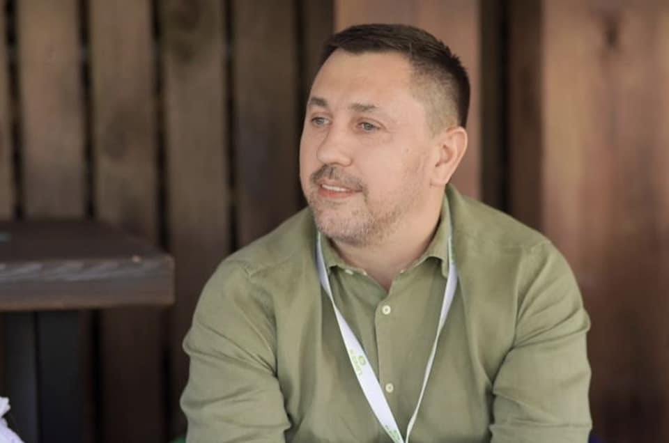 Ілюстрація до публікації «Розслідування Absolution Багатоповерхівка замість ресторану Нардеп-забудовник від "Слуги народу" Андрій Стріхарський провернув корупційну схему з об'єктом нерухомого майна у…»