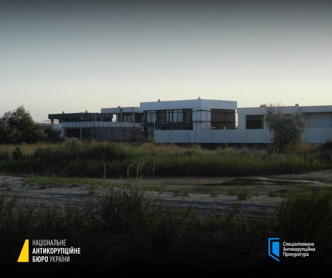 Ілюстрація до публікації «Ось такий будиночок збудував собі корупціонер Смирнов»