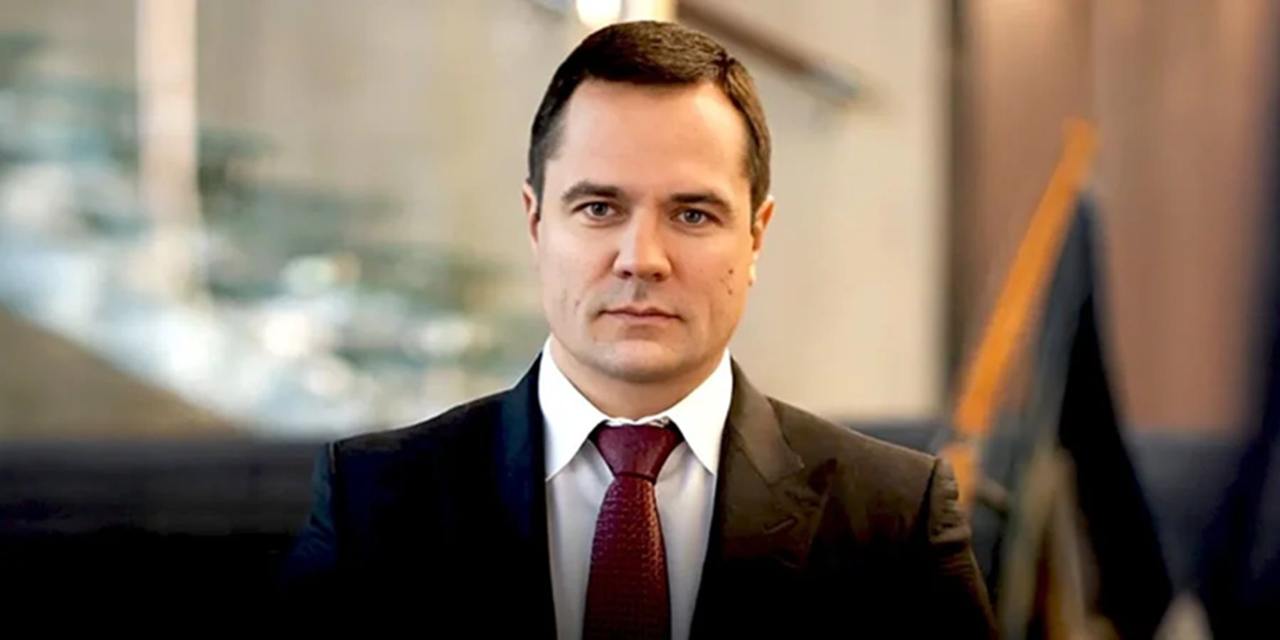 Ілюстрація до публікації «ВАКС наклав арешт на низку майна Дениса Комарницького, його дружини Ірини та його водія Юрія Дашкова.»
