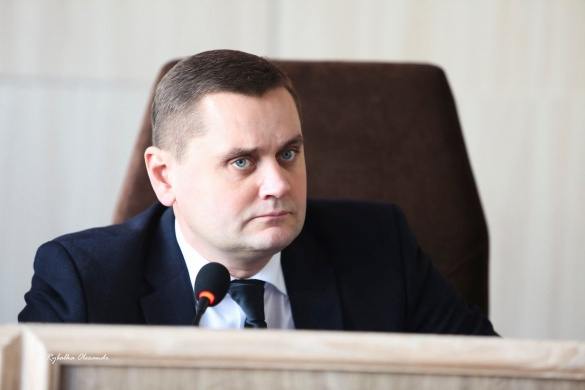 Ілюстрація до публікації «Кейс 🧠ABSOLUTION Брехня секретаря Черкаської міської ради Юрія Тренкіна ✔Жирують під час війни ✔Кримінальна справа ✔Всі авто оформив на водія ✔Академік за 2000 гривень…»