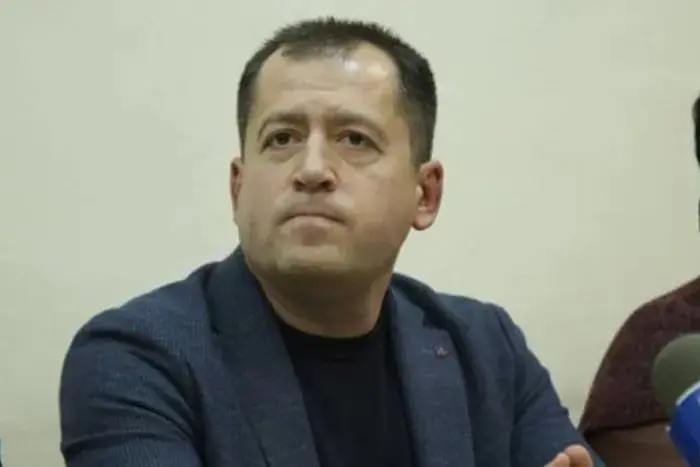 Ілюстрація до публікації «Нам пишуть: Колишній полковник СБУ Віктор Крайтор, якого судили за санкціонування вбивства протестувальників у Хмельницькому в 2014 році, очолює службу безпеки державного Sense…»