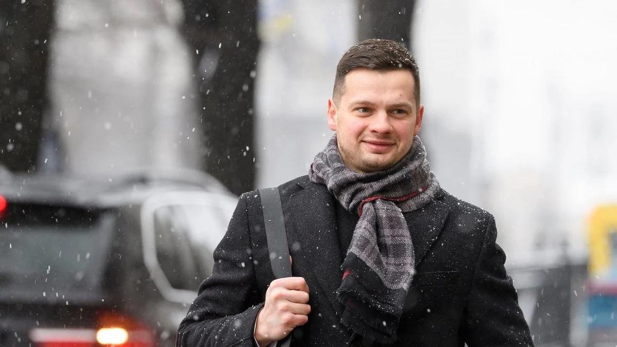 Ілюстрація до публікації «ABSOLUTION Фірму помічника закарпатського нардепа від фракції "Слуга народу" Анатолія Костюха викрили на контрабанді електронних сигарет з Польщі.»