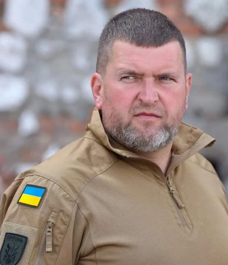 Ілюстрація до публікації «Міський голова Ірпеня Олександр Маркушин у центрі скандалу: майже три місяці під домашнім арештом і тиждень у СІЗО через звинувачення у розкраданні гуманітарних автомобілів для…»