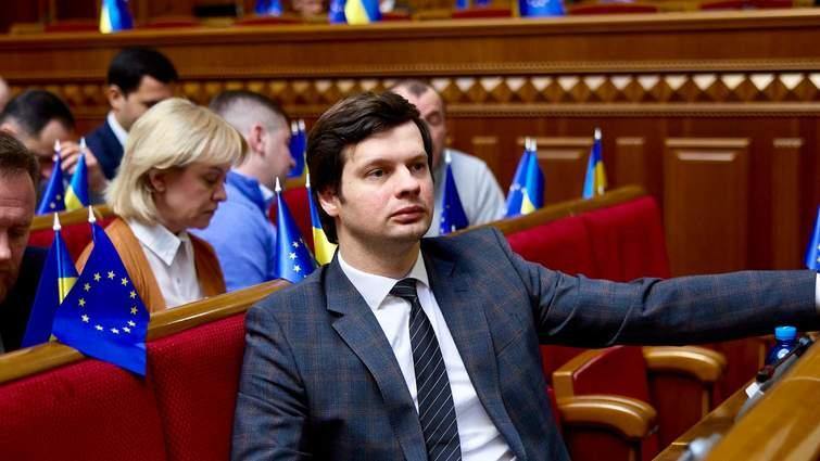 Ілюстрація до публікації «Народний депутат із Закарпаття від партії «Слуга народу» Анатолій Костюх, помічника якого викрили на контрабанді електронних цигарок, купив новий кросовер Cupra Formentor…»