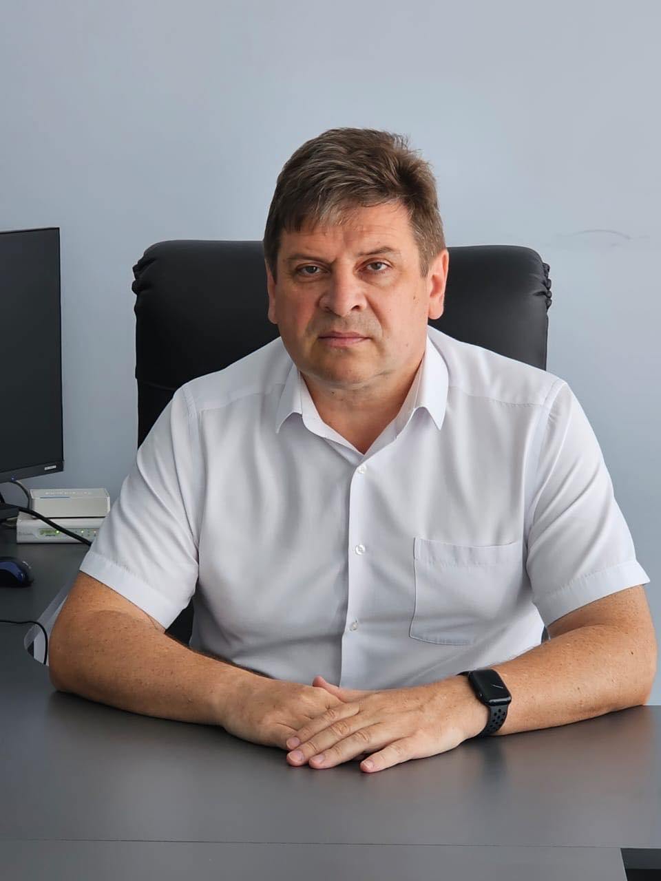 Ілюстрація до публікації «Начальник територіального сервісного центру №2144 МВС у Хусті Роман Липчей декларує свій житловий будинок як недобуд, користується чужою Audi A6 та мешкає з мамою-бізнесменом.»