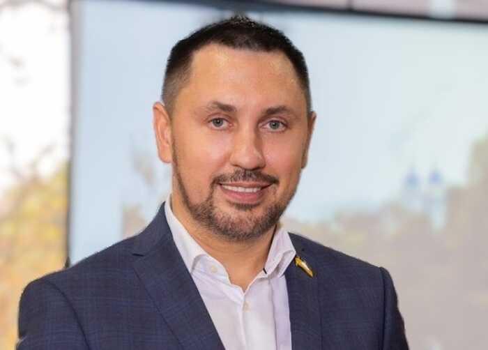 Ілюстрація до публікації «Група компаній Status Group нардепа-забудовника від «Слуг» Андрія Стріхарського та його сестри Віти Камаєвої залишили без стабільного водо- та електропостачання мешканців ЖК…»