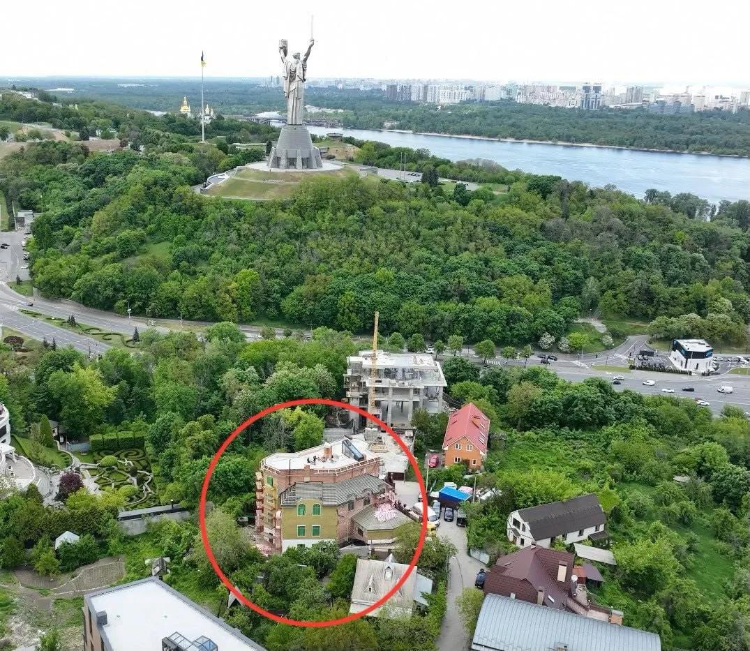 Ілюстрація до публікації «Тендерний мародер ЗСУ Олег Мітрохін у2023 році він придбав будинок — цього разу в центрі Києва, на Печерську.»