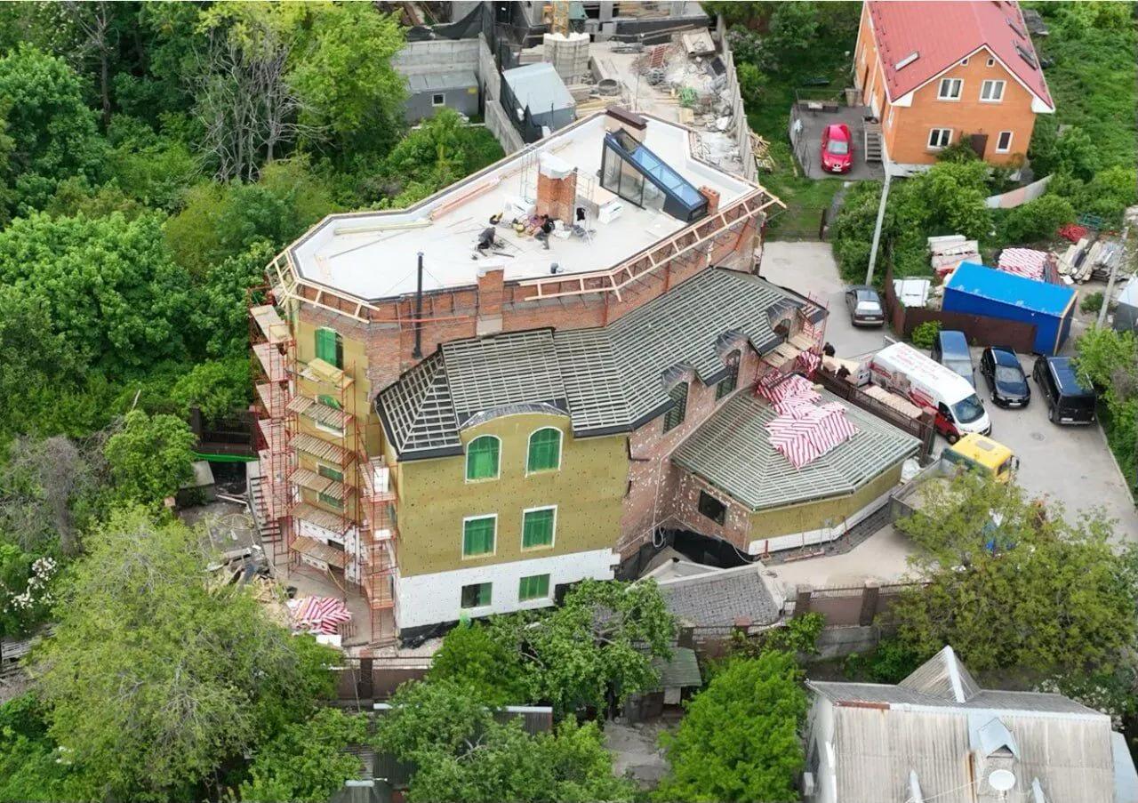 Ілюстрація до публікації «Тендерний мародер ЗСУ Олег Мітрохін у2023 році він придбав будинок — цього разу в центрі Києва, на Печерську.»