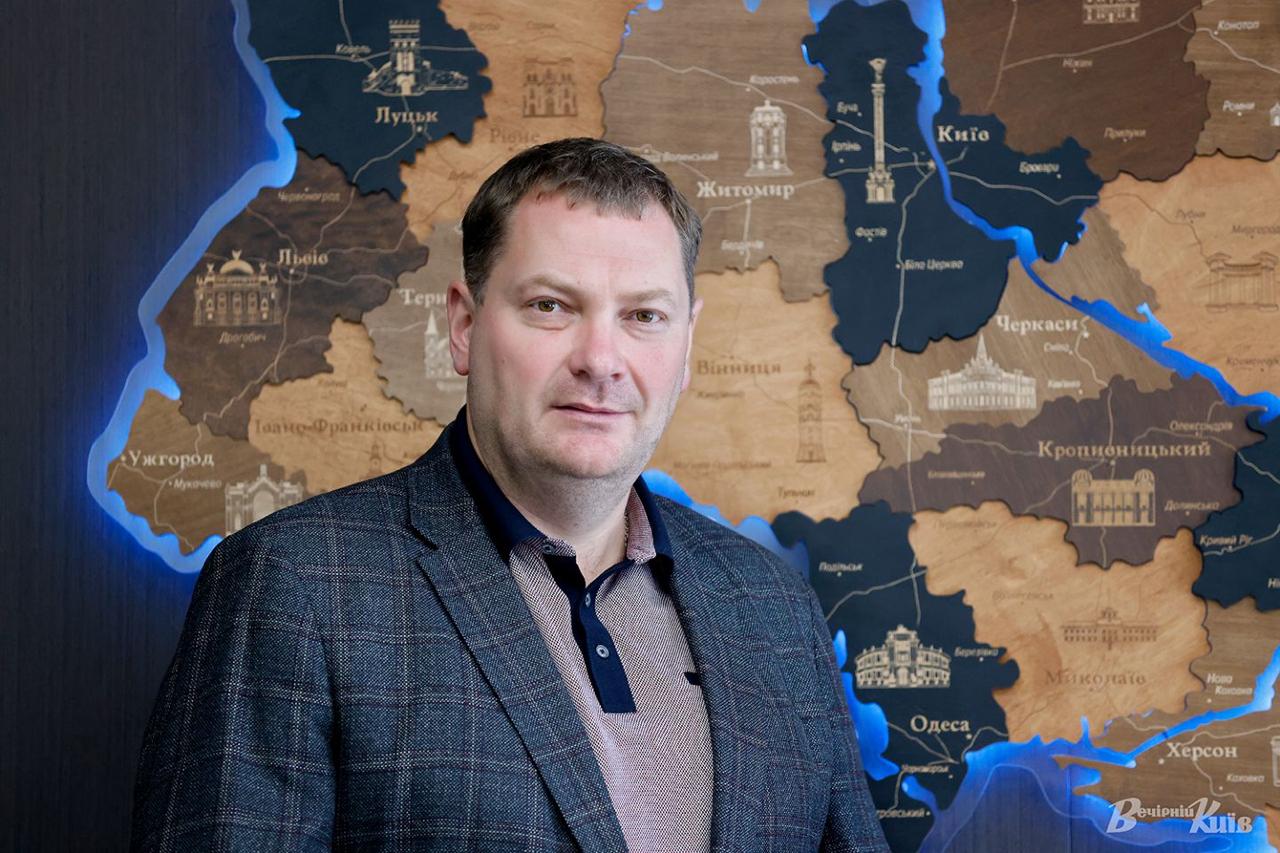 Ілюстрація до публікації «Директор департаменту транспортної інфраструктури Київської міської державної адміністрації (КМДА) Руслан Кандибор купляє дорогі авто під час війни та передав доньці 53 тисячі…»