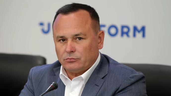 Ілюстрація до публікації «ВАКС визнав винними та призначив покарання у вигляді 4 років позбавлення волі заступнику голови Федерації профспілок України Володимиру Саєнку та його спільнику, які намагалися…»