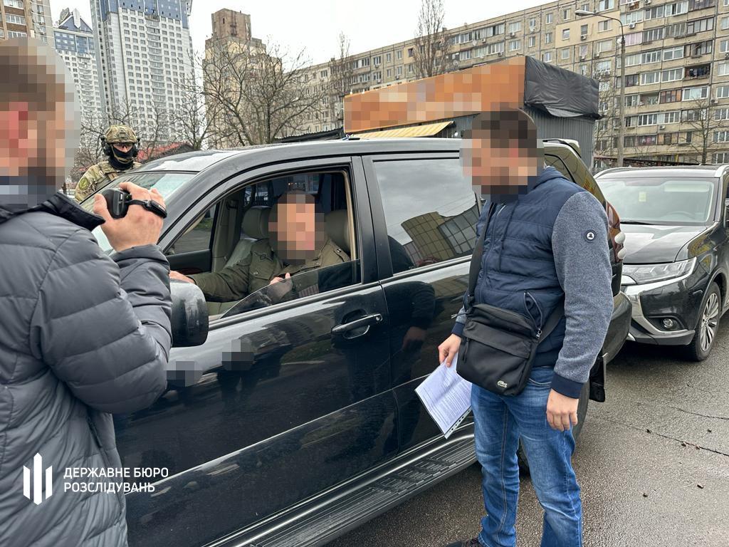 Ілюстрація до публікації «ВАКС визнав винними та призначив покарання у вигляді 4 років позбавлення волі заступнику голови Федерації профспілок України Володимиру Саєнку та його спільнику, які намагалися…»