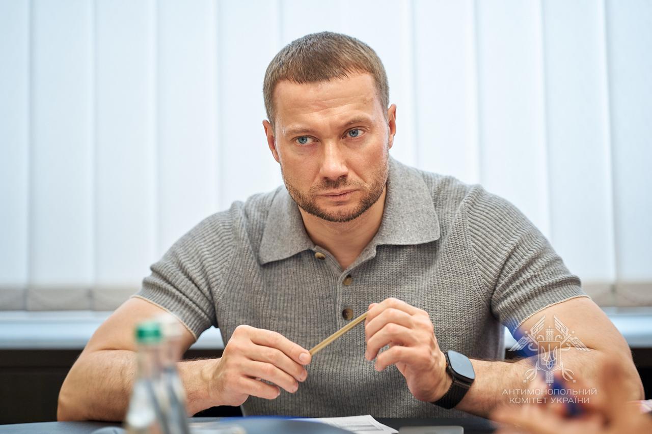 Ілюстрація до публікації «Нічого незвичного, підозрюваний у незаконному збагаченні на 72,1 млн грн голова АМКУ Павло Кириленко проводить робочу нараду 30 травня 2025 року.»