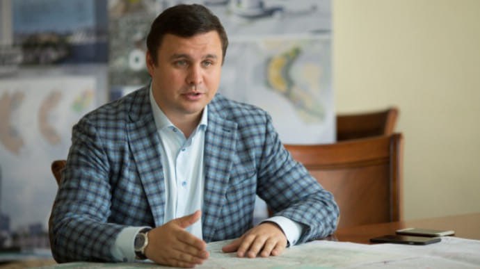 Ілюстрація до публікації «З екснардепа Максима Микитася зняли електронний браслет, але продовжили до 6 серпня дію решти обов'язків (зокрема, здати закордонні паспорти, прибувати за вимогою тощо).»