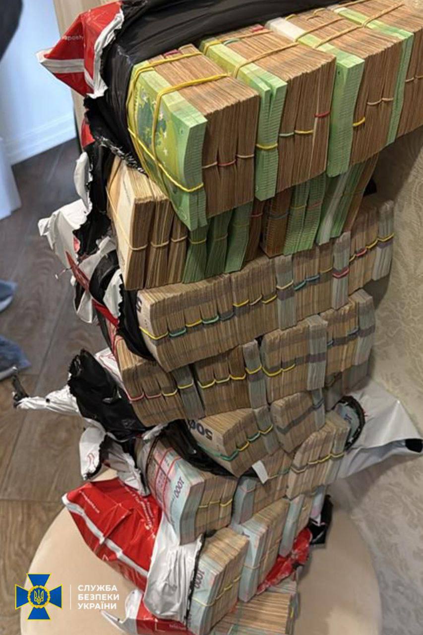 Ілюстрація до публікації «Посадовці Держспецтранспорту привласнили понад 64 млн грн, виділених на закупівлю авто для ЗСУ»