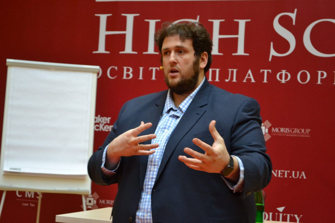 Ілюстрація до публікації «Знайомтеся: Максим Лібанов - син грантожерки з 20-річним стажем Елли Лібанової. В окоп такий не влізе. Не для цього мама-демограф сина народжувала.»